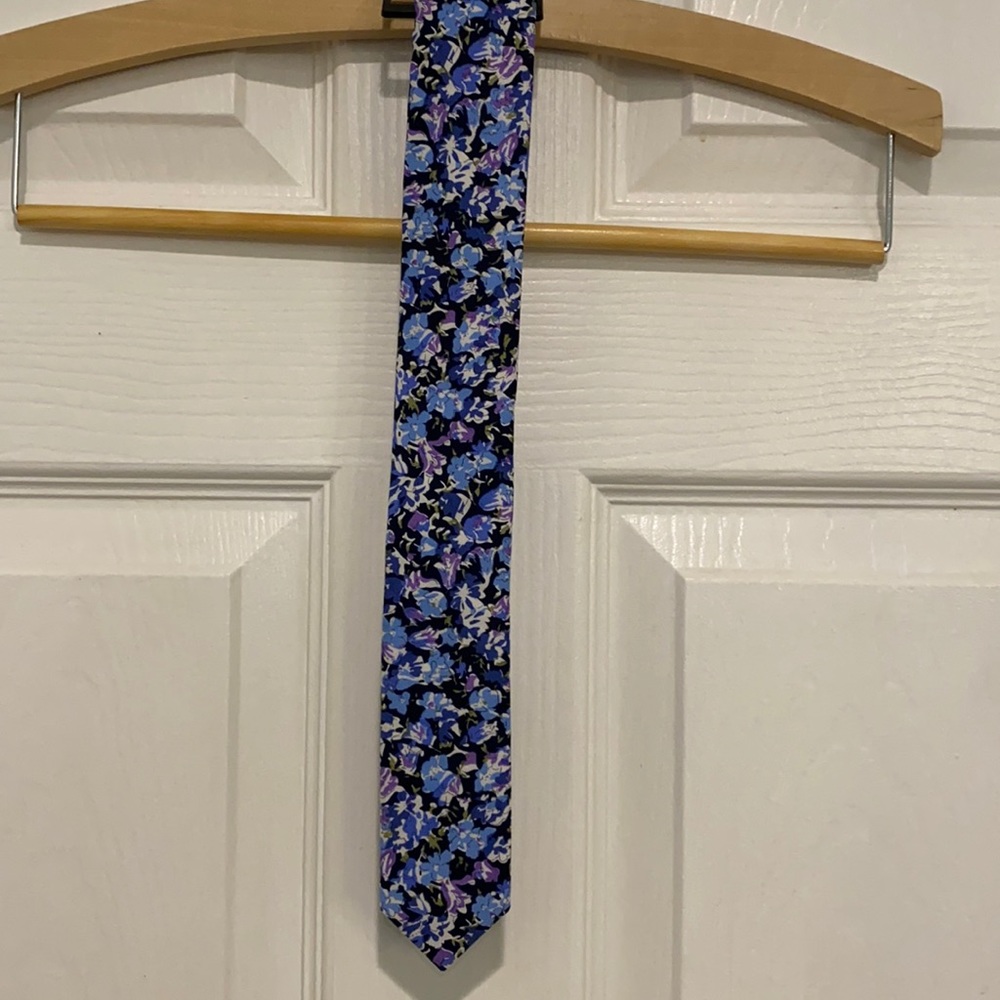 Floral tie